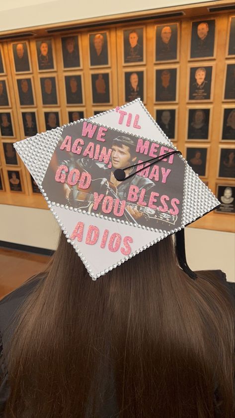 #ElvisPresley #ElvisPresleyGraduationCap Elvis Graduation Cap, Louis Tomlinson Graduation Cap, Elvis Memes, Movie Place, Graduation Hats, Graduation Cap Decoration Diy, High School Graduation Cap, Grad Cap Designs, Elvis Presley Images