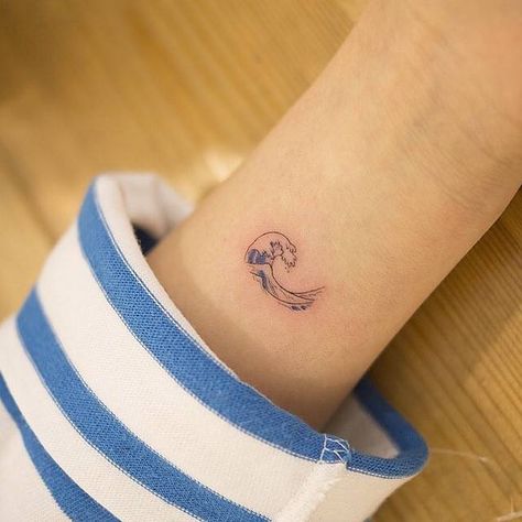 Tiny "The Great Wafe off Kanagawa" inspired tattoo on the wrist/forearm Wave Tattoo Wrist, Japanese Wave Tattoos, Small Wave Tattoo, Wave Tattoo Design, See Tattoo, Tato Minimal, Wave Tattoo, Handpoke Tattoo, Disney Tattoo