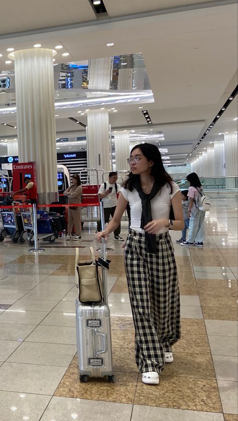 white tee plaid pants dark green cardigan marc jacobs tote bag rimowa suitcase aesthetic aiport fits outfit #aesthetic #outfits #outfitideas #outfitstyle #outfitgoals #influencer #fitinspiration #fitspo #fitinspo #outfitinspo #outfitsideas #koreanstyle #koreanfashionoutfits #streetstyle #streetwear #influencer #influencerstyle #fashionista #fashion #fashionable #fashionstyle #fashiontrend Airport Fits Aesthetic, Outfit Ideas Casual Comfy, Streetwear Influencer, Suitcase Aesthetic, Rimowa Suitcase, Dark Green Cardigan, Airport Outfit Ideas, Marc Jacobs Tote Bag, Airport Fits