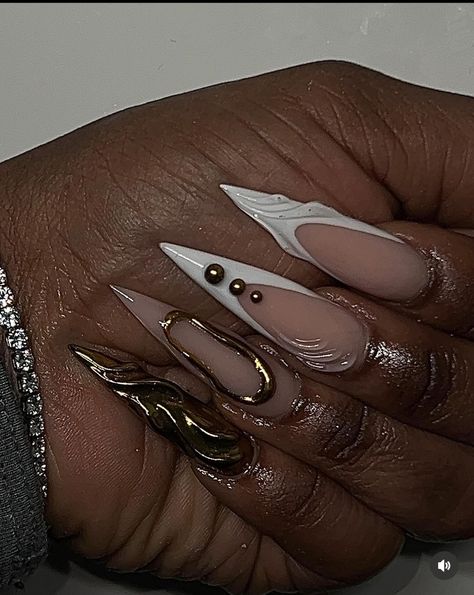 Gel X Nails White, Chrome Stiletto Nails Designs, Birthday Nails White And Gold, Gel X Stiletto Nails, Gold And White Nails Acrylic, Stilleto Nail Idea, White Stiletto Nails Design, Chrome French Tip Nails Stiletto, White Nails With Gold Design