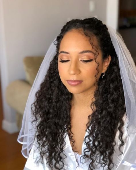 Search Curly Bride - Curly Bride Biracial Bridal Makeup, Neutral Glam Makeup, Curly Bride, Curly Natural Curls, Curly Hair Half Up Half Down, Curly Bridal Hair, Hair Down Styles, Neutral Glam, Bridal Hair Down