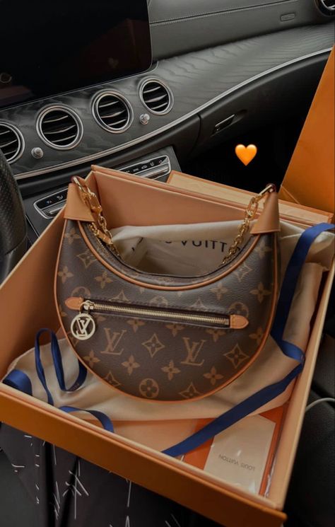 Louis Vuitton Loop Bag, Leather Furniture Repair, Louis Vuitton Outfit, Designer Purses And Handbags, Luxury Tote Bags, Dream Bag, Luxury Bags Collection, Lv Purse, Expensive Jewelry Luxury