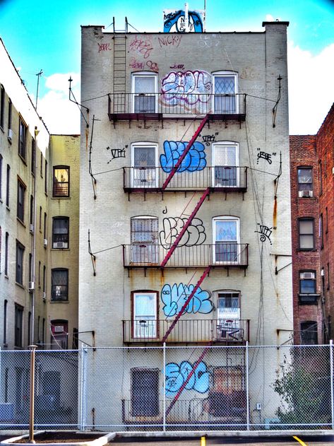 Air-shafted apartment buildings with fire escapes and graffiti in the Bronx, NYC Graffiti On Buildings, Bronx Graffiti, Graffiti Building, Bronx House, Bronx Apartment, Building Tattoo, Hannah Design, Nyc Buildings, Graffiti Alphabet Styles