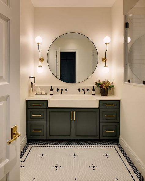 Dark Green And Black Bathroom, Black And Green Bathroom Ideas, Black White And Green Bathroom, Black And Green Bathroom, Green And Black Bathroom, Barndo Interior, Black Tile Bathrooms, Bathroom 2024, Deco Bathroom