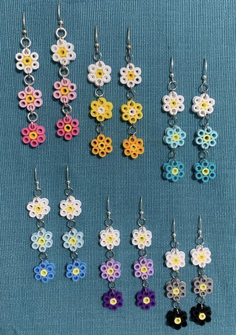 Peeler Bead Coaster, Fuse Beads Earrings, Pixel Art Earrings, Perler Bead Earring Holder, Perler Bead Crafts To Sell, Perler Beads Jewelry, Hammer Beads Ideas, Aesthetic Perler Beads, Mini Perler Beads Ideas