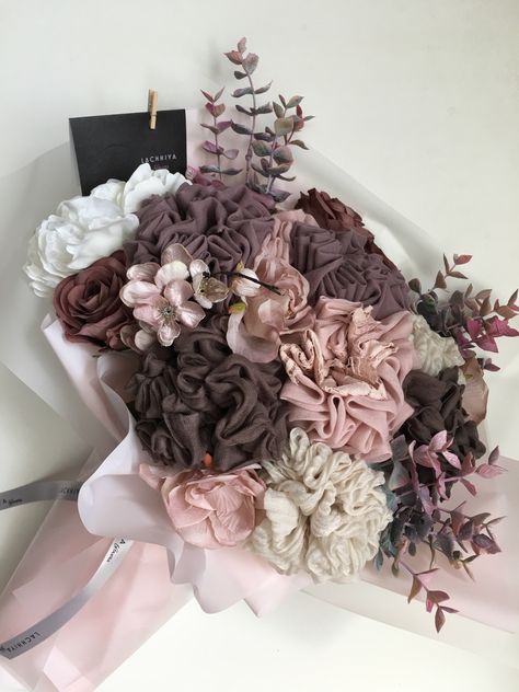 Hijab bouquet Flowers Gift Boxes, Scarf Bouquet, Hijab Bouquet, Muslimah Wedding Dress, Diy Hair Scrunchies, Estilo Hijab, Bouquet Tutorial, Luxury Flower Bouquets, Bridal Gift Wrapping Ideas