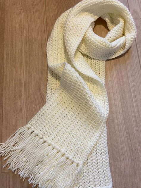 Handmade Crochet Scarf, Crochet White Scarf, Crocheting A Scarf, Winter Crochet Scarf, Crochet Ideas Scarf, How To Crochet Scarf, Cute Scarf Crochet, Crochet Projects Scarf, White Yarn Crochet Ideas