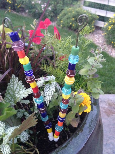 Fairy wands using hanger and glass beads Garden Totems, Garden Junk, Outdoor Crafts, Children's Garden, Garden Whimsy, Glass Garden Art, Fairy Wands, Glass Garden, Glass Flowers