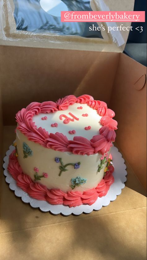 21 Cake Designs Birthday, Birthday Party Themes For 21st, Cake With Hearts And Flowers, 21at Birthday Cake, Trendy 21st Birthday Cake, 21st Birthday Pastel Theme, Spring 21st Birthday Party, Birthday Cake 21 Aesthetic, Aesthetic 21 Birthday Cake