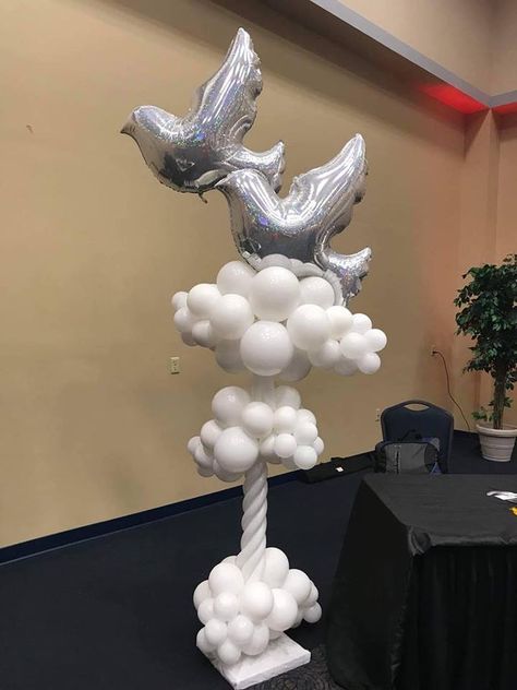 Angel Balloon Decor, Memorial Balloons, Balloon Cross, Christening Balloons, Balloon Pillars, First Communion Decorations, Prom Themes, Communion Decorations, Balloon Garland Diy