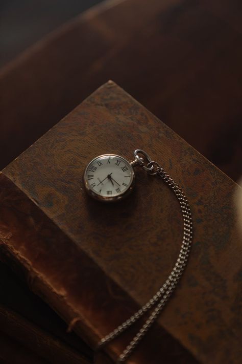 Vintage Watch Steam Punk Aesthetic, Iphone Accessories Gadgets, Old Pocket Watches, Watch Image, Don Pedro, Book Of Hours, Watch Photo, Old Watches, Cool Wallpapers Cartoon