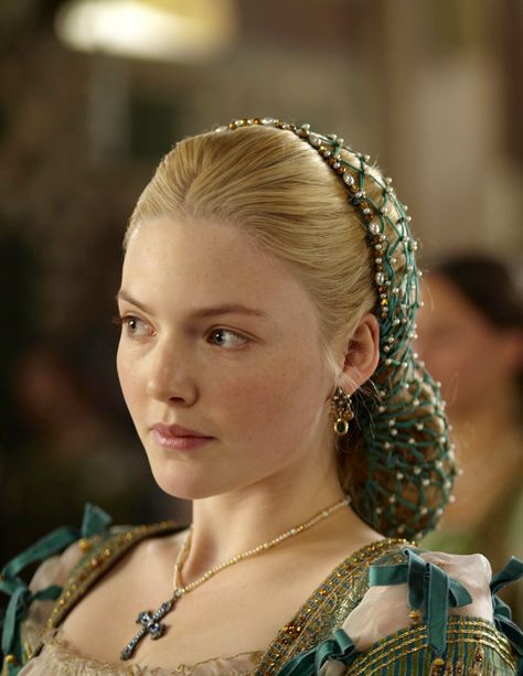 Holliday Grainger as Lucrezia Borgia in The Borgias Historical Hairstyles, Holliday Grainger, Lucrezia Borgia, The Borgias, Hair Net, Fancy Hairstyles, Hair Reference, Historical Costume, Historical Dresses