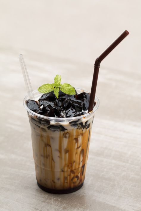 Grass Jelly Drink, Cireng Isi, Milk Jelly, Grass Jelly, Coffee Jelly, Food Summer, Diy Drinks, Photo Food, Coffee Drink Recipes