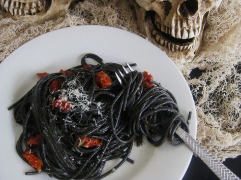 14. Black Halloween Pasta | Community Post: 32 Insanely Gross And Creepy Halloween Party Foods Snack Halloween, Scary Halloween Food, Halloween Pasta, Creepy Halloween Party, Dessert Halloween, Halloween Punch, Halloween Fruit, Halloween Fest, Impressive Desserts