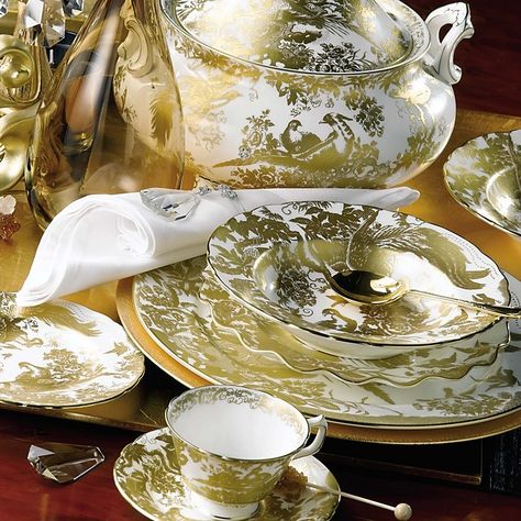 Royal Crown Derby "Gold Aves" Sauce Boat Stand | Scandinavian Design Interior Living | #scandinavian #interior Boat Stands, Floral China, Bone China Dinnerware, Luxury Tableware, Beautiful Table Settings, Royal Crown Derby, Bird Motif, China Dishes, Embroidered Cushions