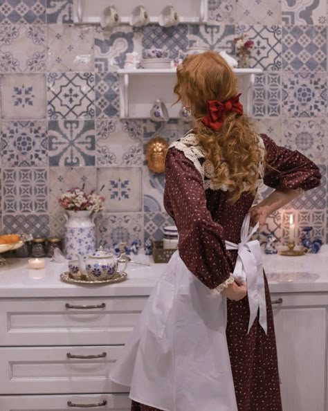 Woman In Kitchen Aesthetic, Traditional Housewife Aesthetic, Trad Wife Fashion, 1900s Lifestyle, Housewife Aesthetic Dress, Housekeeper Aesthetic, Trad Wife Aesthetic Outfits, Rich Housewife Aesthetic, Trad Wife Outfit