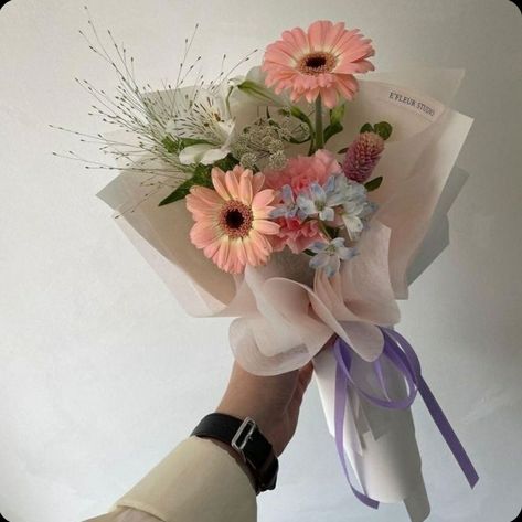 Boquette Flowers, A Bouquet Of Flowers, Flowers Bouquet Gift, Flower Packaging, Flower Therapy, Beautiful Bouquet Of Flowers, Beautiful Flower Arrangements, Luxury Flowers, Bouquet Of Flowers