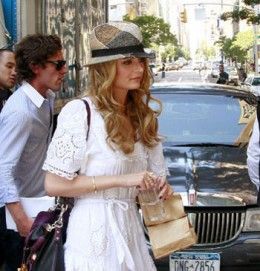 How to Wear a Fedora: For Women Outfit With Fedora Hat Women, How To Wear A Fedora Women, Fedora Outfits Women, Mischa Barton Hair, Outfits With Fedora Hats, Outfit With Fedora, Fedora Outfit, Fedora Women, Summer Fedora