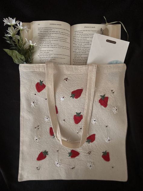 an off white 14” wide and 15.5 height tote bag with small embroidered red strawberries and white daisies Easy Tote Bag Design, Embroider Tote Bags, Hand Embroidery Tote Bag, Embroidered Tote Bag Ideas, Embroidery Tote Bag Design, Tote Bag Embroidery Ideas, Embroidered Bags Diy, Cottage Core Gifts, Embroidered Cottage