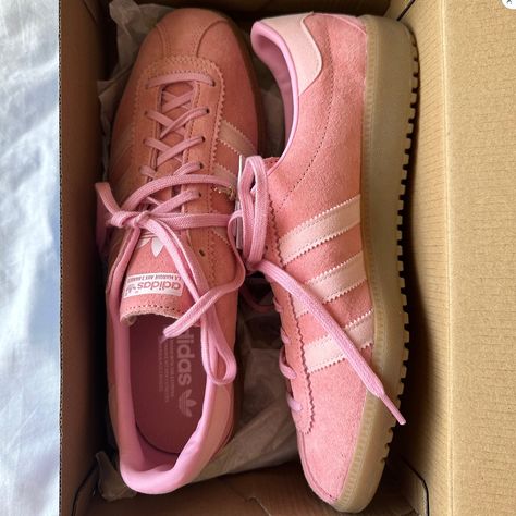 Brand New Never Worn - Us Size 9 - Comes In Original Box And Tags Adidas Bermuda, Pink And White Adidas, Bermuda Pink, White Tennis Shoes, Pretty Shoes Sneakers, Adidas Sneakers Women, Adidas Pink, Adidas Originals Women, Pink Sneakers