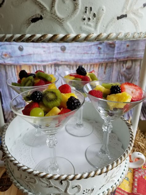 Fruit salad in martini glasses Fruit In Wine Glasses, Martini Glass Salad, Salad In Martini Glasses, Martini Glass Dessert Ideas, Fruit Champagne Cups, Wedding Morning Snacks, Charcuterie In Martini Glasses, Fruit In Martini Glasses, Girls Luncheon