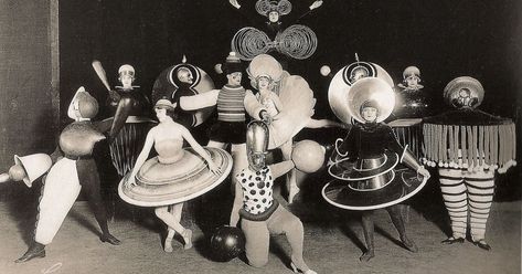 Female Costumes, Oskar Schlemmer, Graphic Design Magazine, Space Costumes, Picasso Paintings, Bauhaus Art, Vintage Everyday, Bauhaus Design, Weird Things