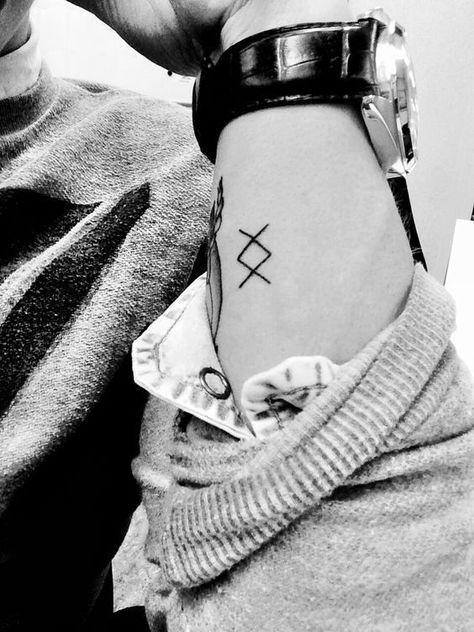 This is a viking symbol called ‘inguz’ which means where there’s a will, there’s a way. It will, hopefully, help you keep your will intact. Xx Tattoo, Ampersand Tattoo, Simbols Tattoo, Moving On Tattoos, Small Symbol Tattoos, Viking Symbol, Symbole Viking, Omerta Tattoo, Nordic Tattoo