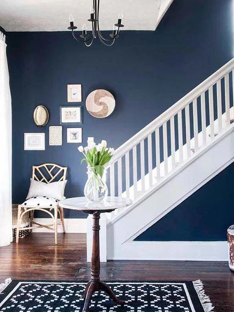 Blue Hallway Ideas, Staircase Wall Ideas, Naval Sherwin Williams, Hallway Photos, Dining Room Makeovers, Living Room Design Diy, Blue Hallway, White Hallway, Hall Stairs And Landing