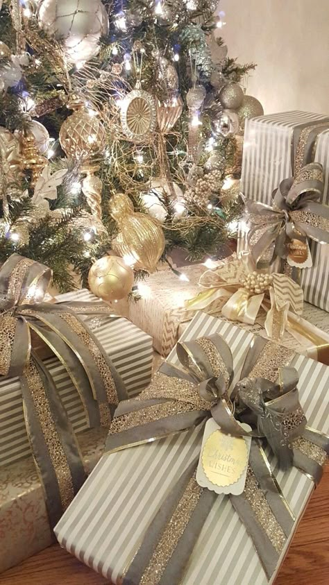 Holiday gift wrap Silver and gold Gold Gift Wrapping Ideas, Expensive Gifts For Women, Expensive Gift Ideas, Jute Wrapping, Gift Wrapping Ideas Christmas, Boujee Christmas, Wrapping Ideas Christmas, Couple Date Ideas, Silver Gold Christmas