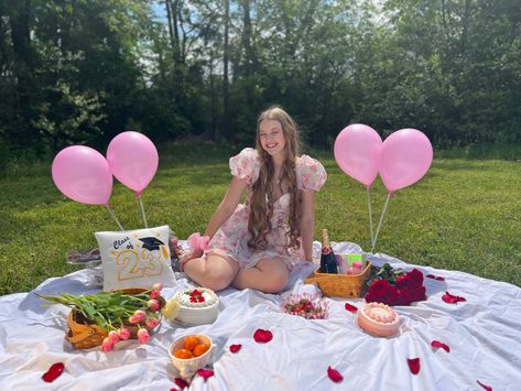 Senior picnic pictures Garden Birthday Photoshoot Ideas, Birthday Picture Ideas Outside, Picnic Birthday Photoshoot, Birthday Picnic Photoshoot, Nyu Graduation, Picnic Poses, Senior Picnic, Class Of 23, Bday Picnic