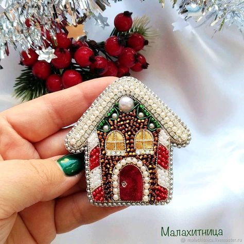 Christmas Broaches Diy, Beaded Embroidery Christmas, Beaded Embroidery Christmas Ornaments, Christmas Bead Embroidery, Embroidery Christmas Ornaments, Felt Crafts Christmas, Bead Crafts Diy, Diy Bead Embroidery, Embroidery Christmas