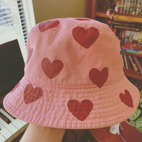 Bucket Hat Painting, Bucket Hat Inspo, Diy Bucket Hat, Bucket Hat Ideas, Bucket Hat Aesthetic, Cute Bucket Hats, Bucket Hat Fashion, Hat Aesthetic, Funky Hats