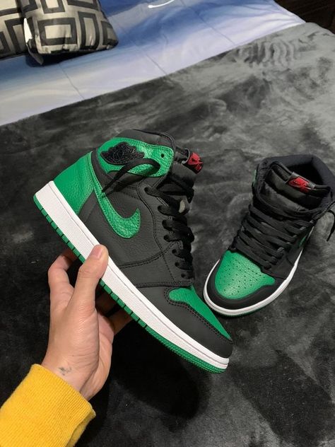 Jordan Verdes, Air Jordan 1 Pine Green, Jordan 1 Pine Green, Green Basketball Shoes, Nike Shoes Air Force, Jordan Sneaker, Jordan Shoes Girls, All Nike Shoes, Nike Air Jordan 1 Mid