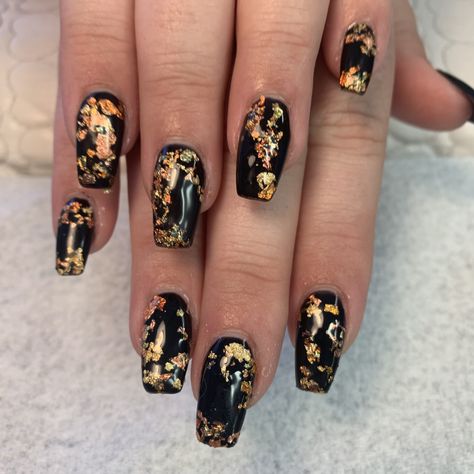 Flakes On Nails, Nail Art Fall, Foil Nail Art, Gold Flake, Autumn Nails, Gold Flakes, Fall Nails, Toe Nails, Beauty Fashion