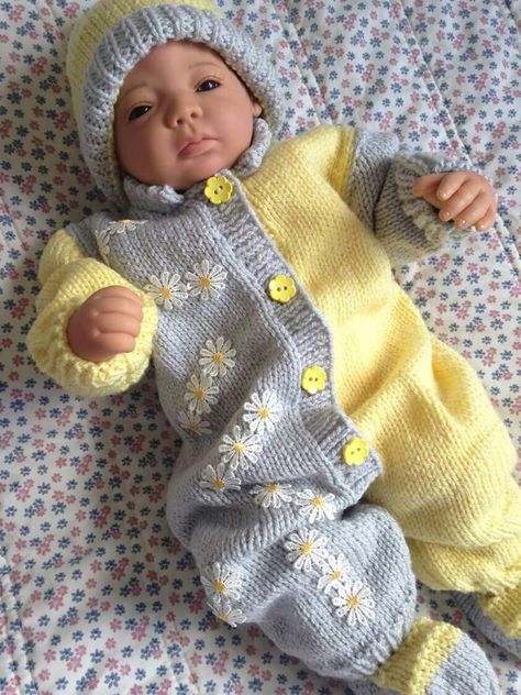 Baby Jumpsuit Pattern, Baby Boy Knitting Patterns Free, Baby Born Kleidung, Baby Cardigan Knitting Pattern Free, Kids Knitting Patterns, Baby Boy Knitting Patterns, Crochet Baby Sweater, Knitting Dolls Clothes, Baby Sweater Patterns