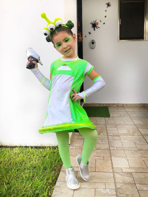 Cute Alien Costume, Alien Costume Diy, Kids Alien Costume, Girl Alien Costume, Diy Alien Costume, Martian Costume, Diy Alien, Diy Girls Costumes, Alien Halloween Costume