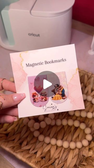 Jessenia- Birthday party decorations and Cricut Classes on Instagram Magnetic Bookmark Packaging Ideas, Diy Magnetic Bookmarks Cricut, Personalized Bookmarks Cricut, How To Make Magnetic Bookmarks, Magnetic Bookmark Packaging, Magnetic Bookmarks Diy, Diy Magnetic Bookmarks, Bookmark Packaging, Custom Jewelry Packaging