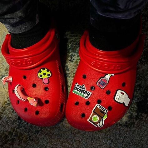 Red Crocs Aesthetic, Red Crocs With Charms, Crocs With Jibbitz, Crocs Aesthetic, Crocs With Charms, Crocs Collection, Red Crocs, Crocs Ideas, Crocs Charms