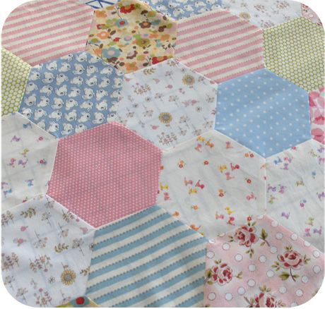 machine sewing hrxagons Quilt Sewing Room, Hexagon Quilt Pattern, Hexagon Patchwork, English Paper Piecing Quilts, Quilting Board, Hexagon Quilt, Machine Sewing, Paper Piecing Quilts, Diy Quilt