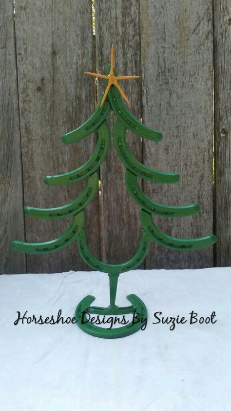 Horseshoe Garden Art, Horseshoe Christmas Decorations, Christmas Horseshoe Crafts, Horseshoe Snowman, Horseshoe Christmas Tree, Horseshoe Christmas, Horseshoe Crafts Projects, Cool Welding Projects, Welding Crafts