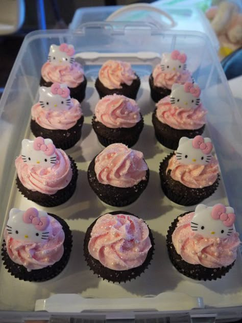 Birthday Cake Creative, Tort Hello Kitty, Bolo Da Hello Kitty, Cakes Pretty, Kitty Cupcakes, Bday Stuff, Hello Kitty Birthday Cake, Pastel Cupcakes, Cat Cupcakes