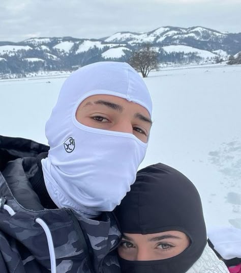 Poses For Lovers, Ski Girl Aesthetic, Max Core, Mode Au Ski, Ski Masks, Couple Picture Ideas, Ski Aesthetic, Estilo Cholo, Me N Him