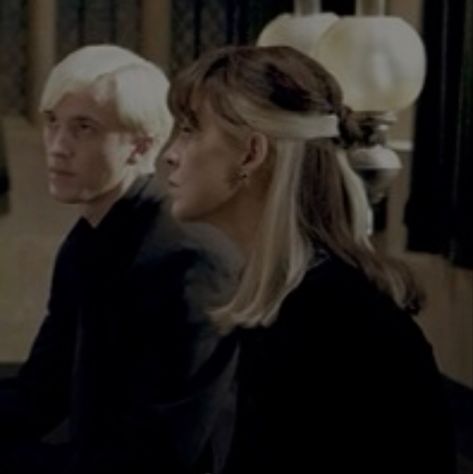 Narcissa Malfoy Hair, Malfoy Hair, Helen Mccrory, Stile Harry Potter, 90s Grunge Hair, Narcissa Malfoy, Malfoy Family, Short Grunge Hair, Hair Color Underneath