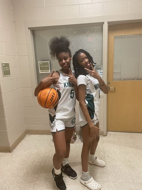 Basketball Girlfriend Outfits, Girl Basketball Aesthetic, Basketball Girl Aesthetic, Womens Basketball Aesthetic, Basketball Aesthetic Girl, Basketball Girls Outfits, Basketball Pictures Poses, Basketball Aesthetic, Girl Basketball