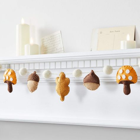 Lights4fun Felt Autumnal Garland Fireplace Decoration Mushroom Leaf Acorn 1.3m : Amazon.co.uk: Home & Kitchen Thanksgiving Leaves, Pumpkin Garland, Felt Pumpkins, Autumn Display, Fall Garland, Felt Halloween, Felt Garland, Autumn Crafts, Felt Decorations