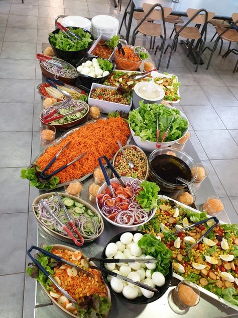 Salad Buffet, Lunch Inspiration, Decorações Com Comidas, Birthday Bbq, Party Food Buffet, Brunch Table, Party Food Platters, Barbecue Party, Party Buffet