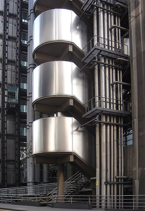 Lloyds HQ, London, Richard Rogers Hi Tech Architecture, Structural Expressionism, Steel Architecture, Richard Rogers, Peter Zumthor, Genius Loci, London Architecture, Industrial Architecture, Building Systems