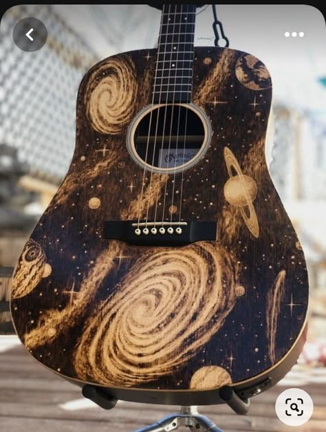 Painting On Guitar Ideas, Painted Guitar Acoustic, Cool Guitar Designs, Guitar Design Ideas, Guitar Painting Ideas, Cool Instruments, Arte Do Ukulele, Space Guitar, Painted Guitars