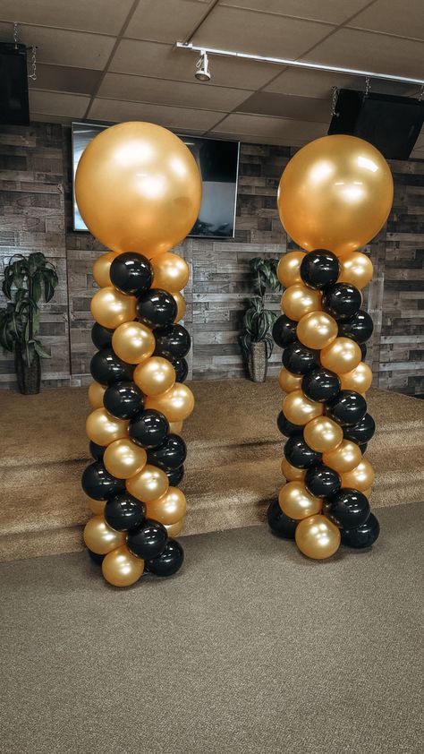 Graduation Party Ideas Decorations Black And Gold, Black And Gold Gala Centerpieces, Black And Gold Pool Party, Gold And Black Balloons Decoration, Black And Gold Gala Decorations, Black And Gold Graduation Party Ideas Decoration, Black Gold And Cream Party Decorations, Black And Gold Balloon Columns, Glitter And Glamour Party Decoration