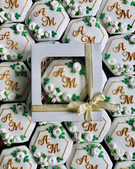 Gingerbread Green And Gold Wedding Cookies, Gingerbread Wedding, Gingerbread Gifts, Gift For Wedding, Wedding Cookies, Wedding Guests, Green Christmas, Christmas Wedding, Gold Wedding